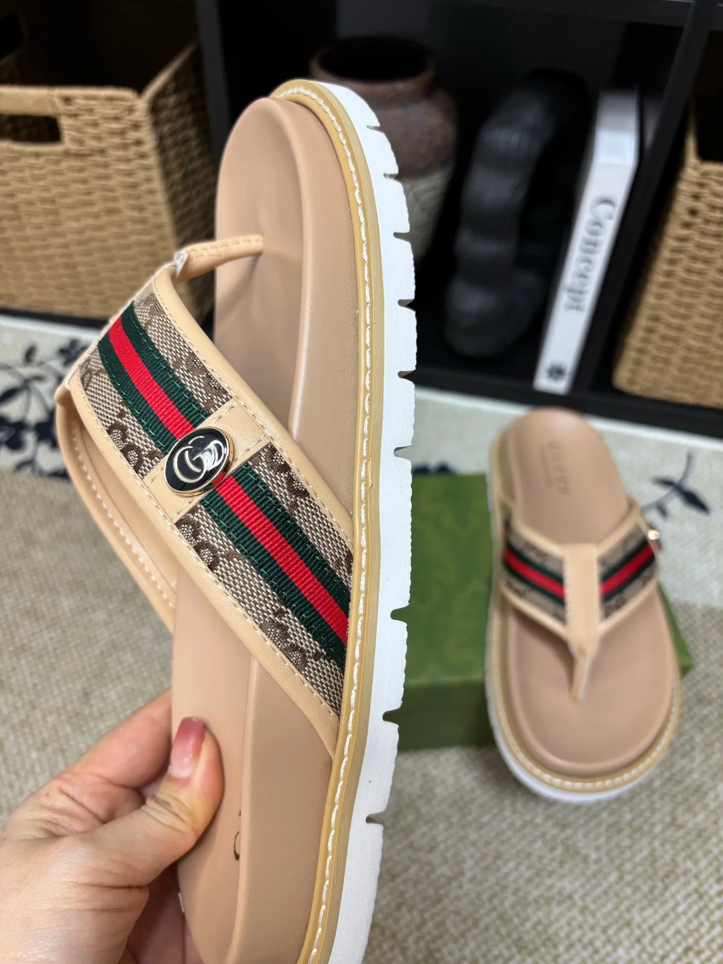 Factory 💰 300 yuan Gucci slippers] high-end men's shoes brand official website 1:1 latest masterpiece: original mold customization, the fabric is made of imported original materials, upgraded outsole, lighter and non-slip. The market's top quality, simple yet tasteful, a must-have for fashionistas, fashionable at your feet, full of confidence, the same style at the counter 👍The season of summer slippers is here. Code: 38-45 (45 customized)